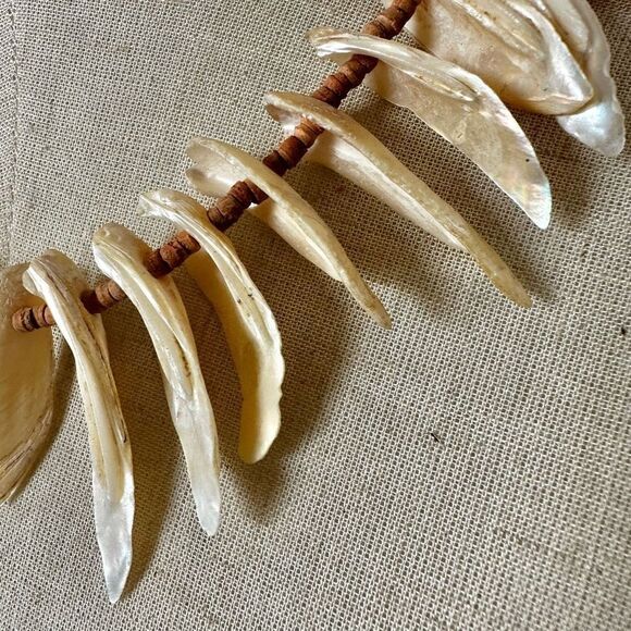 Shell necklace with wooden beads - Picture 2 of 10
